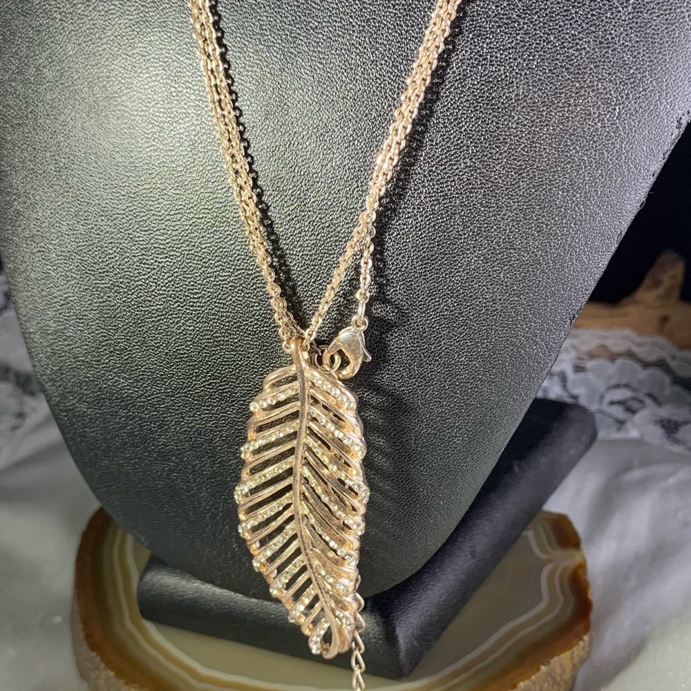 Rose Gold Rhinestone Feather Pendant Necklace with Intricate Design